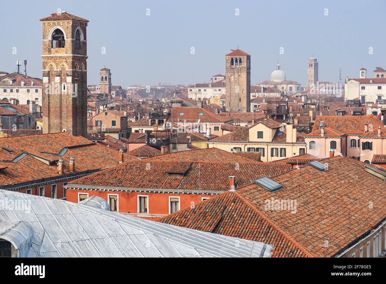 Vista sui tetti in tegole rosse di Venezia Foto Stock