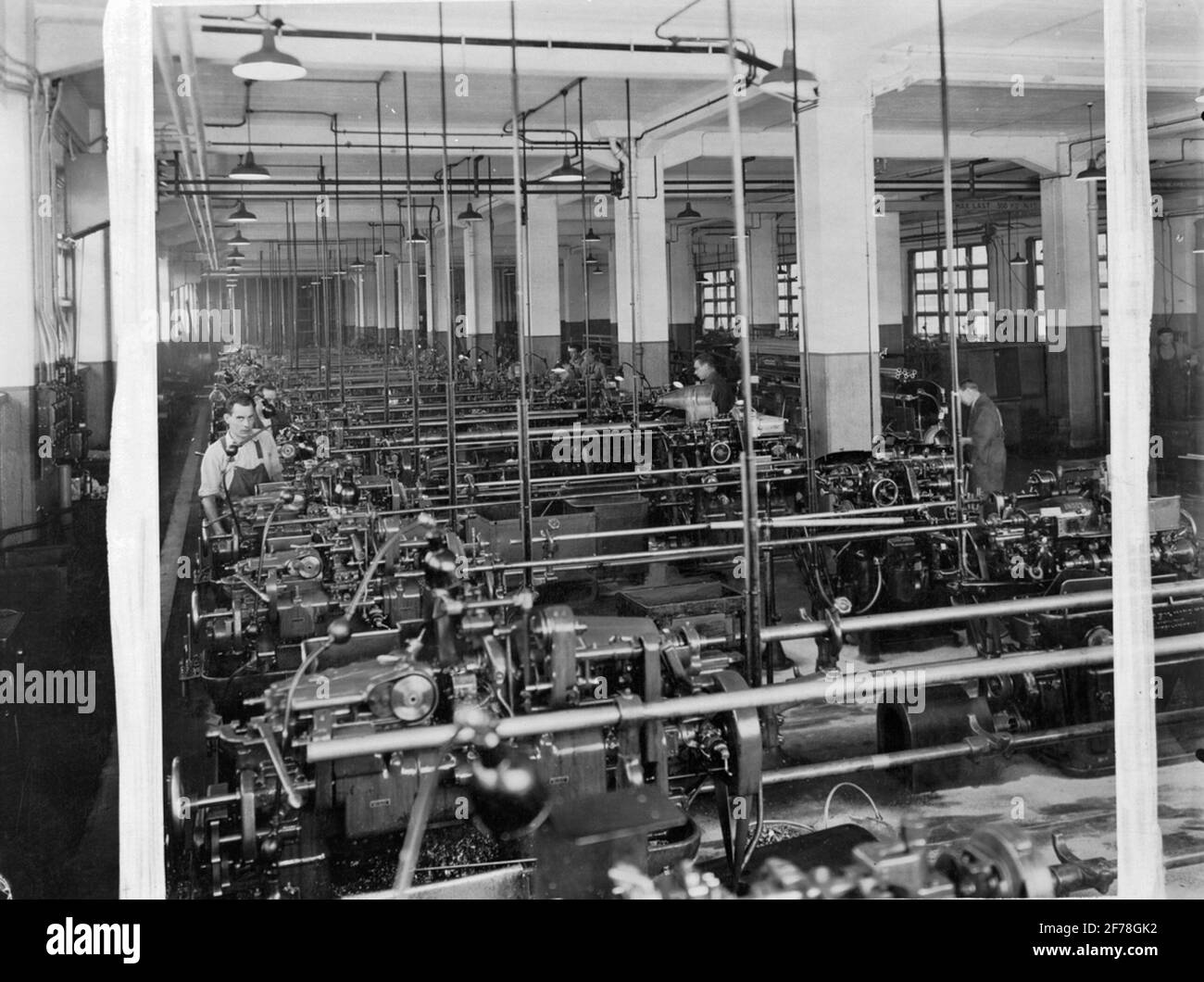 L'officina automatica con circa 60 macchine automatiche, che produce in massa piccoli dettagli quali alberi, viti, dadi e pezzi di tubi. Foto Stock