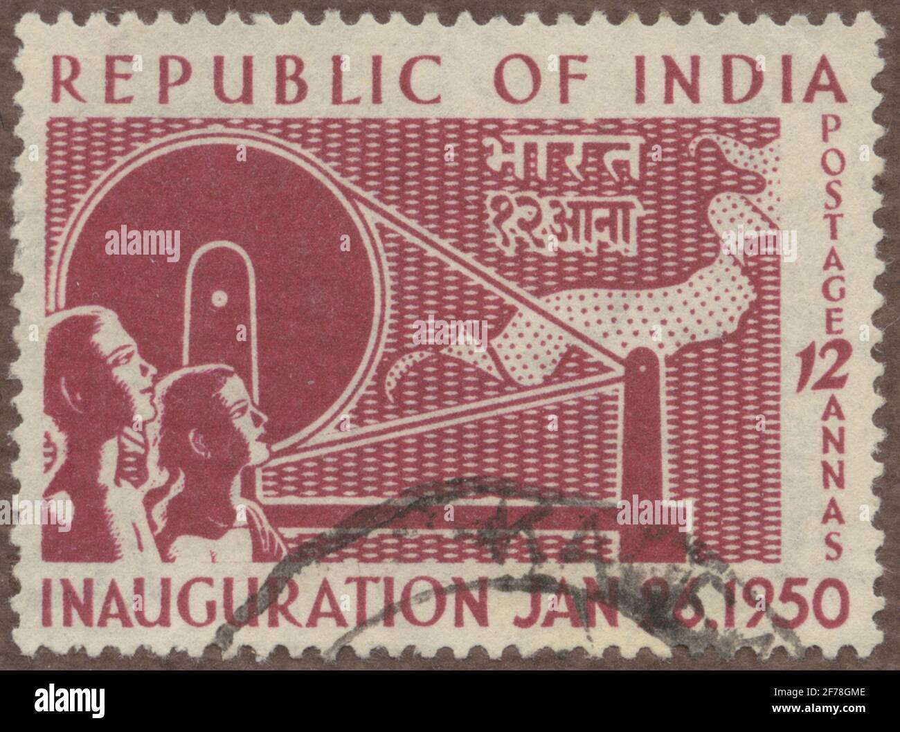 Francobollo dell'Associazione Filatelista di Gösta Bodman, iniziato nel 1950. Il francobollo dall'India, 1950. Motivi di ruote e tessuti rotanti. "Inaugurazione gennaio 26.1950". « in memoria della Repubblica dell'India ». Foto Stock