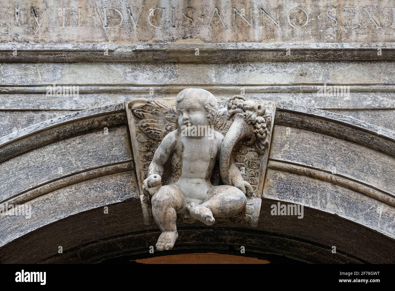 Angelo scultura sulla porta di una casa a Venezia, Italia Foto Stock
