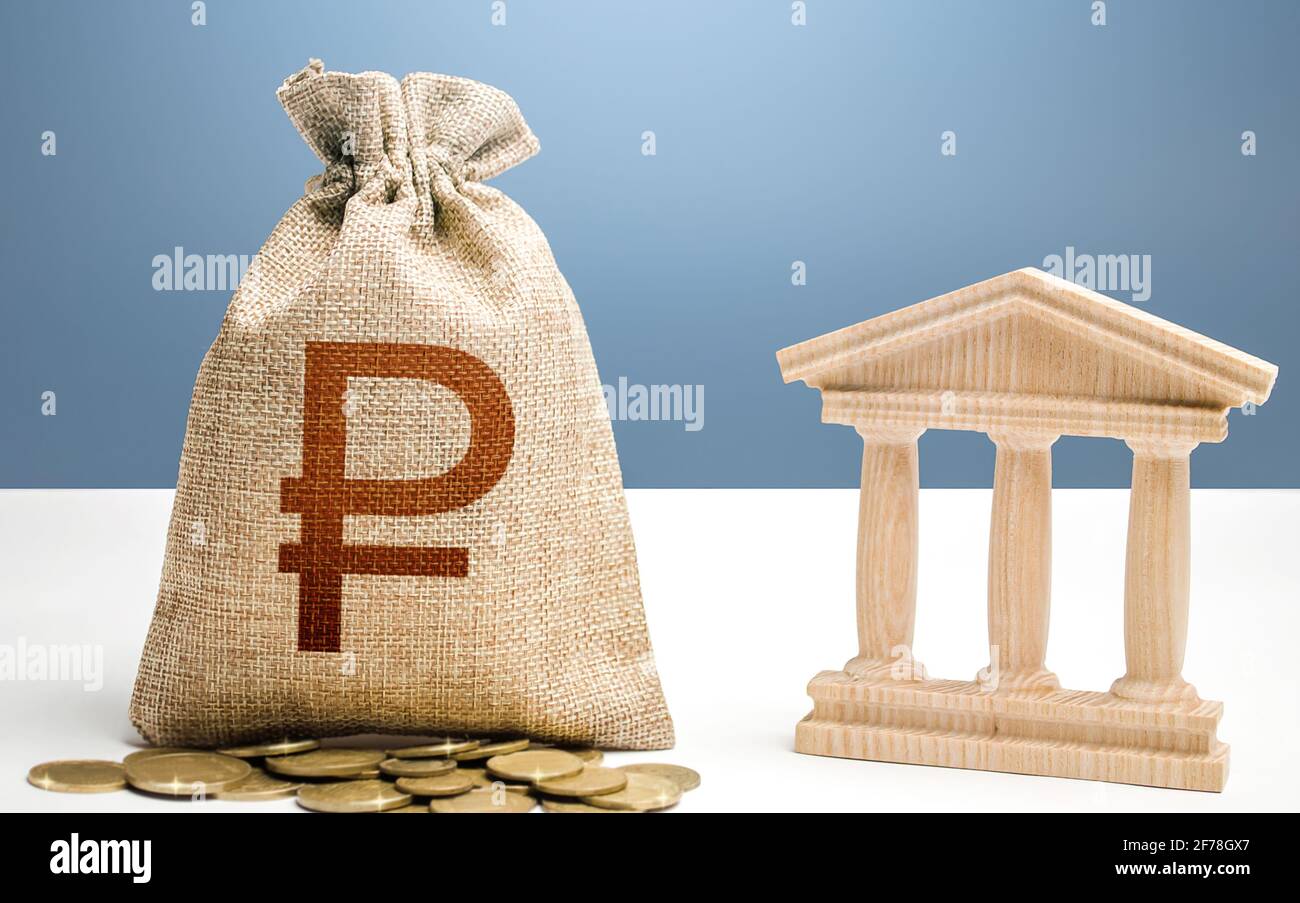 Borsa di denaro russo rublo e edificio bancario / governativo. Bilancio, sistema finanziario nazionale. Prestiti, depositi. Politica monetaria. Alloc risorsa Foto Stock