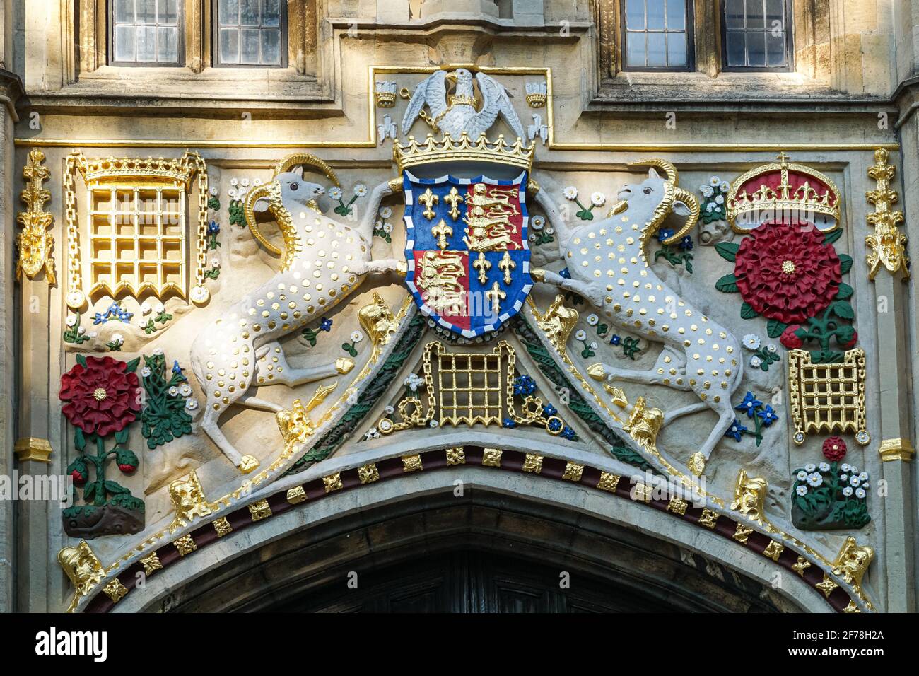 Bestie mitiche chiamate yales che sostengono lo scudo sopra l'ingresso anteriore del Christ's College Porters' Lodge, Cambridge Cambridgeshire Inghilterra UK Foto Stock