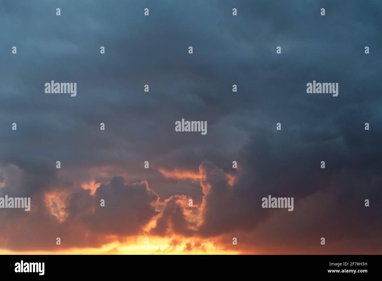 nuvole buie e tempestose sul cielo del tramonto Foto Stock