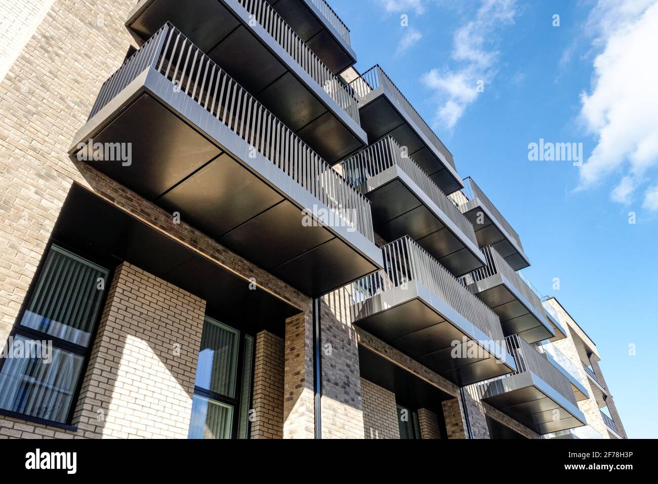 Esterno di nuovi edifici di appartamenti moderni a Londra, Inghilterra Regno Unito Foto Stock