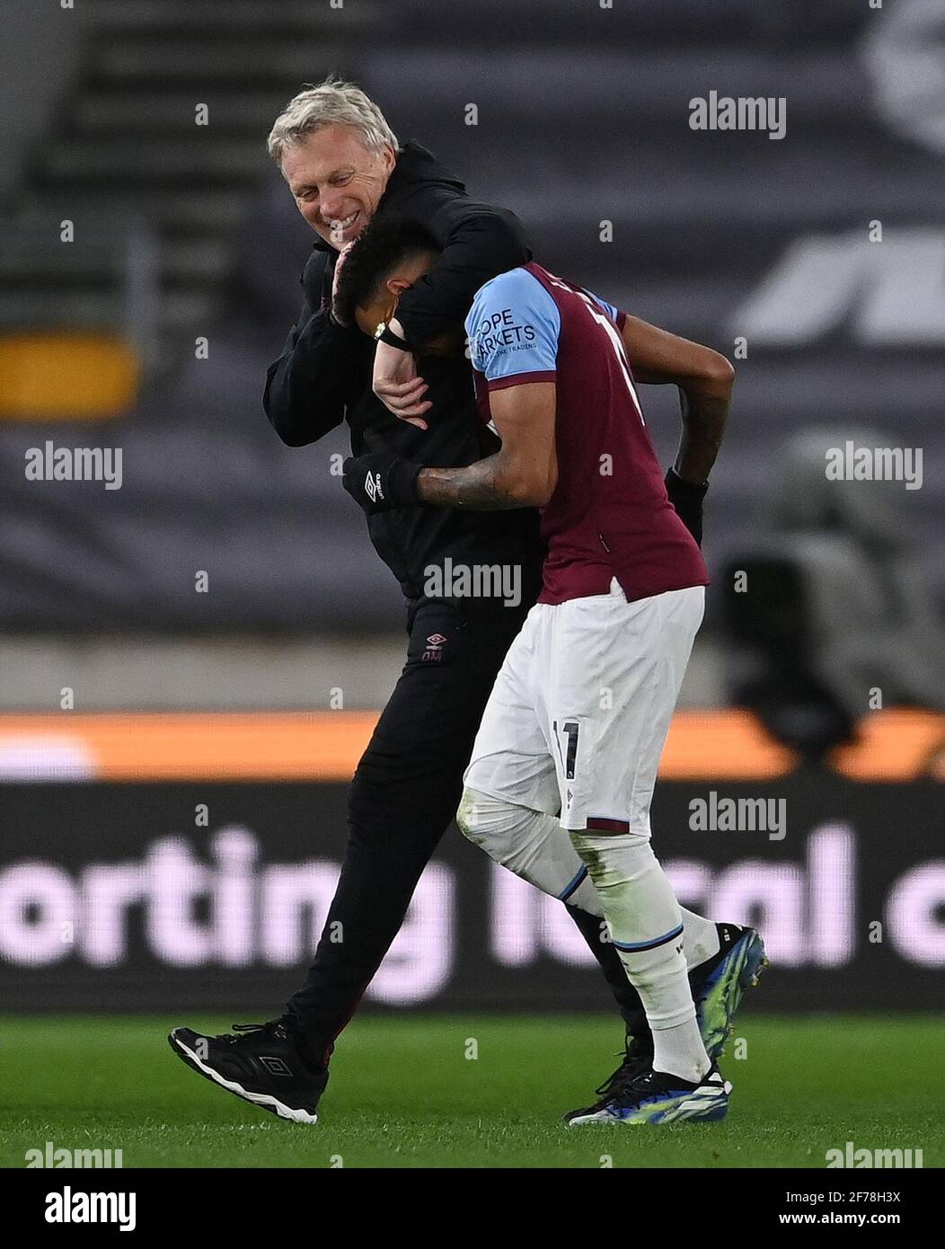 Il manager di West Ham United David Moyes festeggia con Jesse Lingard dopo la partita della Premier League al Molineux Stadium di Wolverhampton. Data di emissione: Lunedì 5 aprile 2021. Foto Stock