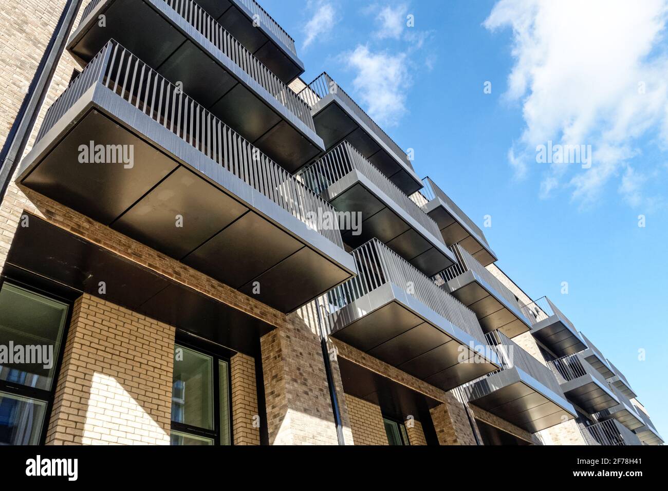 Esterno di nuovi edifici di appartamenti moderni a Londra, Inghilterra Regno Unito Foto Stock