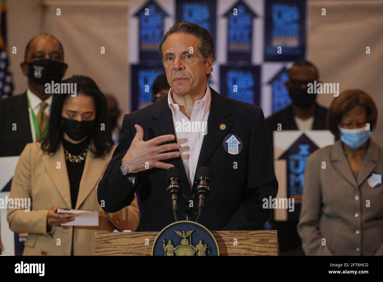 New York, Stati Uniti. 05 aprile 2021. Il governatore di New York Andrew Cuomo parla al Rochdale Village Community Center di New York il 5 aprile 2021. Pool Photo by Brendan McDermid/UPI Credit: UPI/Alamy Live News Foto Stock