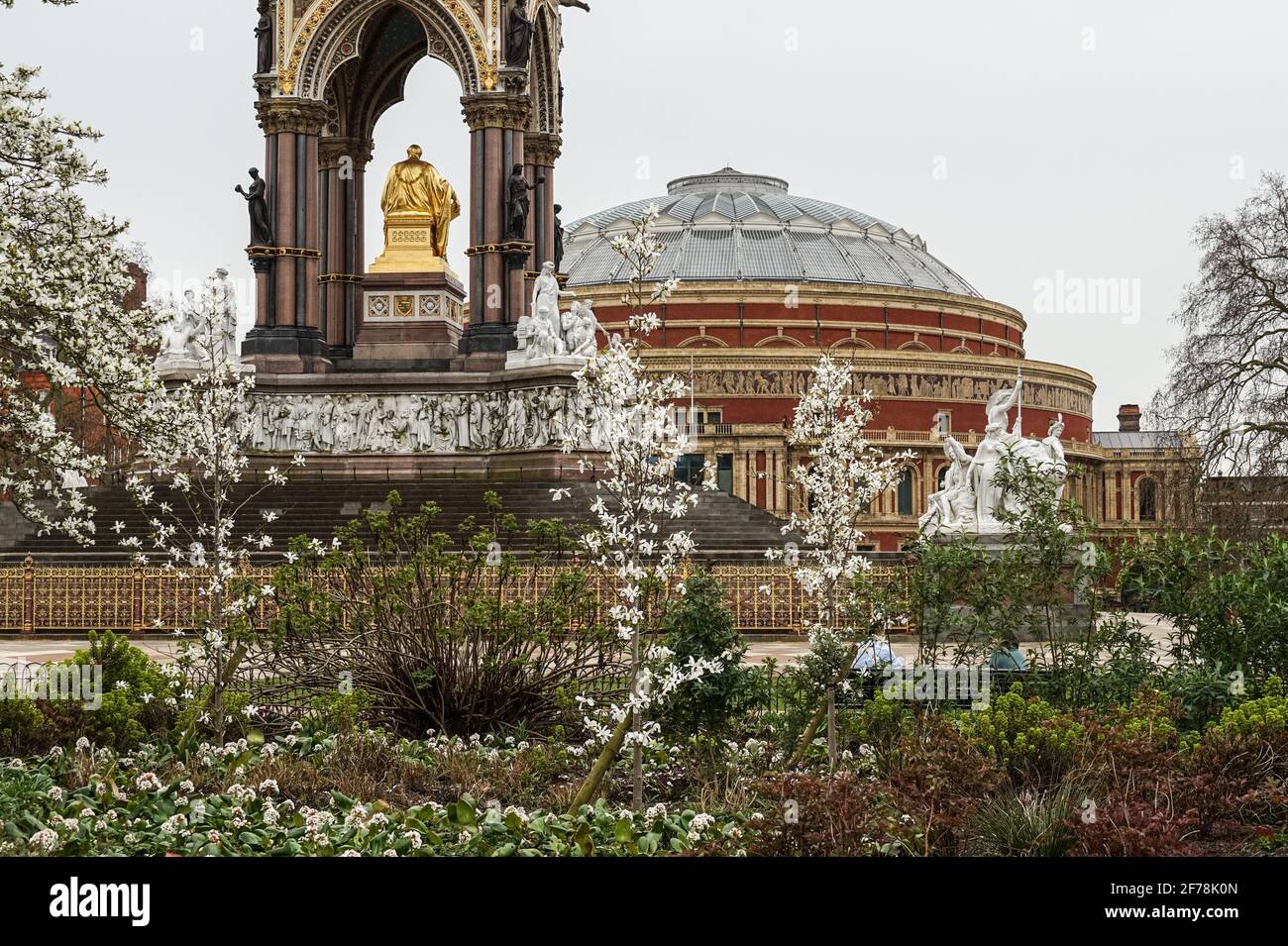 L'Albert Memorial e la Royal Albert Hall di Londra Inghilterra Regno Unito Regno Unito Foto Stock
