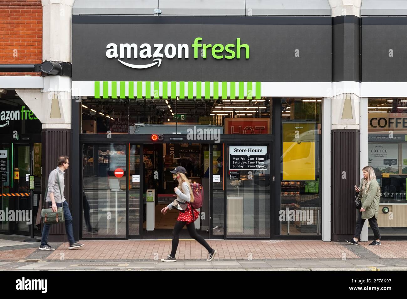 Amazon Fresh Till-less negozio di alimentari a Ealing, Londra, Inghilterra, Regno Unito, Regno Unito Foto Stock