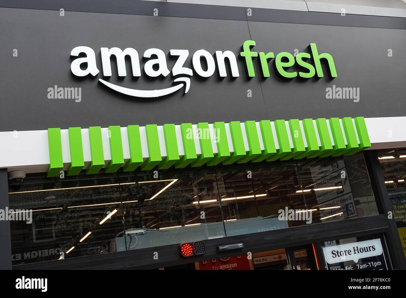 Amazon Fresh Till-less negozio di alimentari a Ealing, Londra, Inghilterra, Regno Unito, Regno Unito Foto Stock