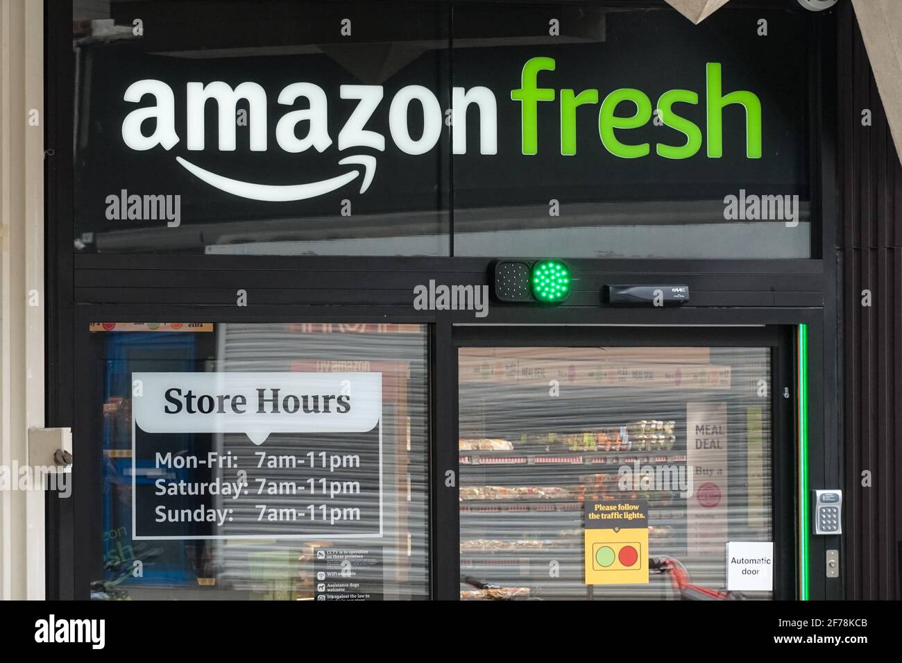 Amazon Fresh Till-less negozio di alimentari a Ealing, Londra, Inghilterra, Regno Unito, Regno Unito Foto Stock