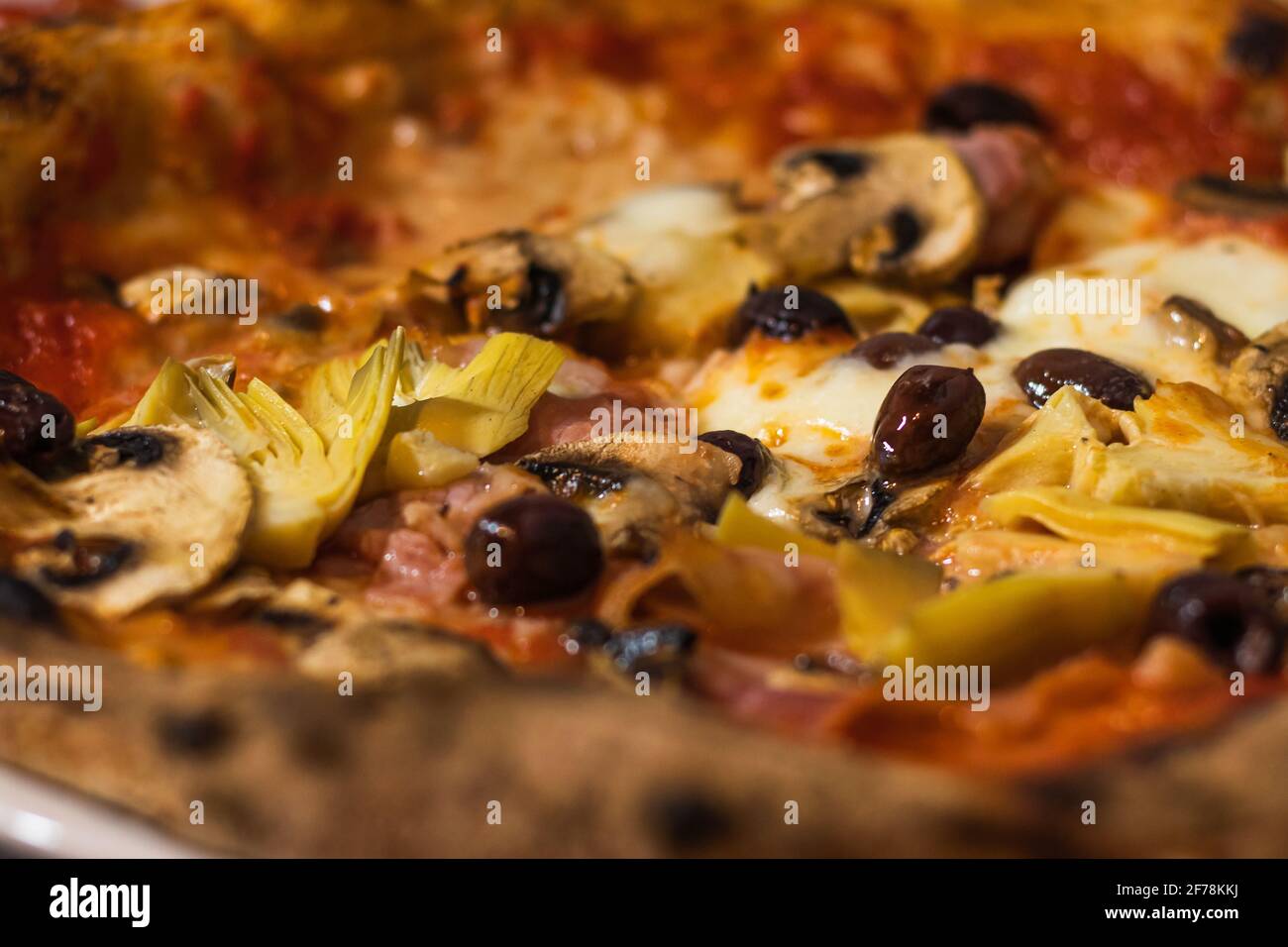 dettaglio di una pizza riccamente farcita Foto Stock