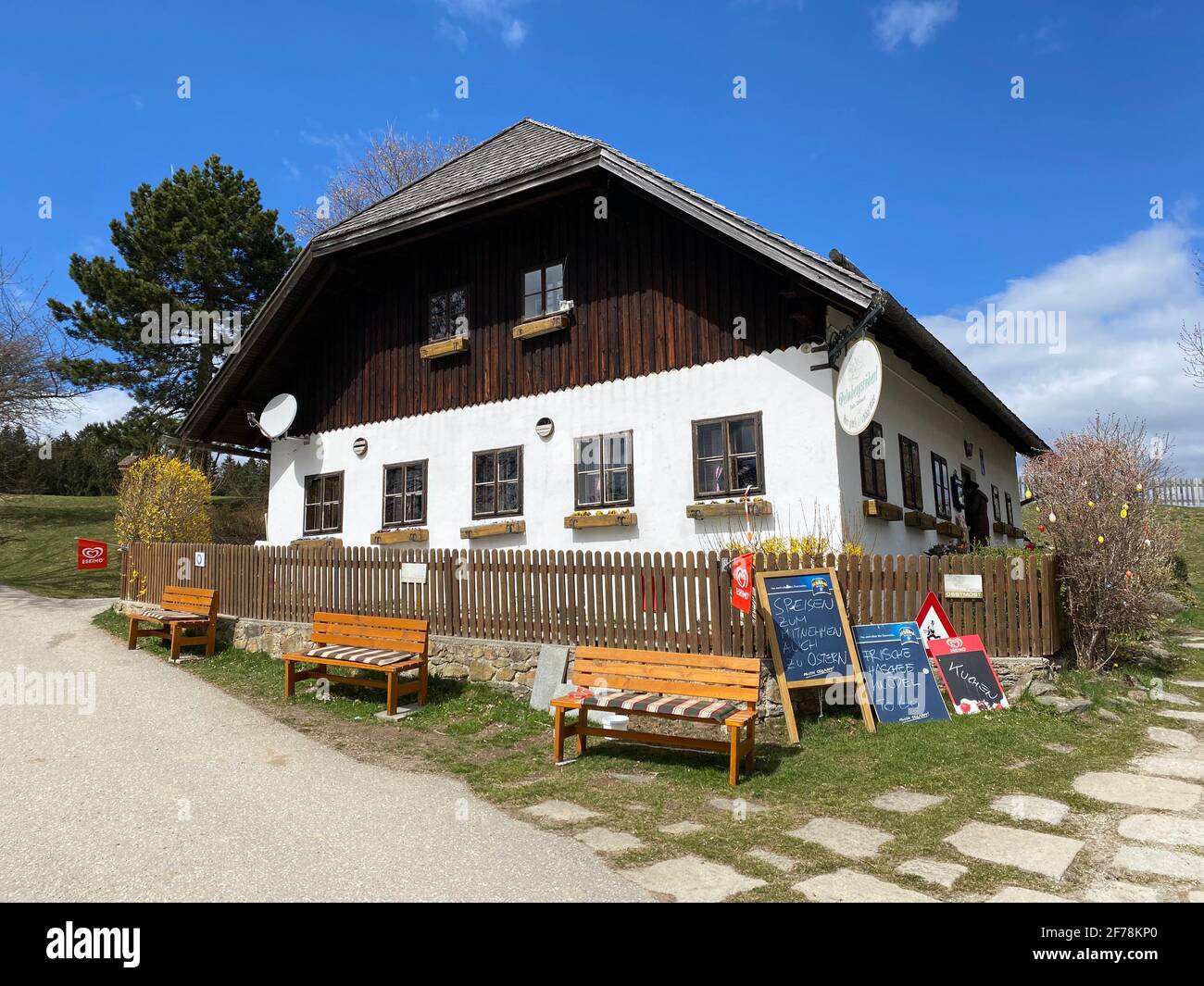 Pelmberg, Austria - 4 aprile 2021: Segno del tradizionale ristorante austriaco Pelmbergstüberl (locanda sul Pelmberg) Foto Stock