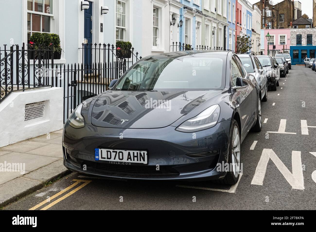 Auto elettrica Tesla Model 3 su strada residenziale a Notting Hill, Londra, Inghilterra Regno Unito Foto Stock