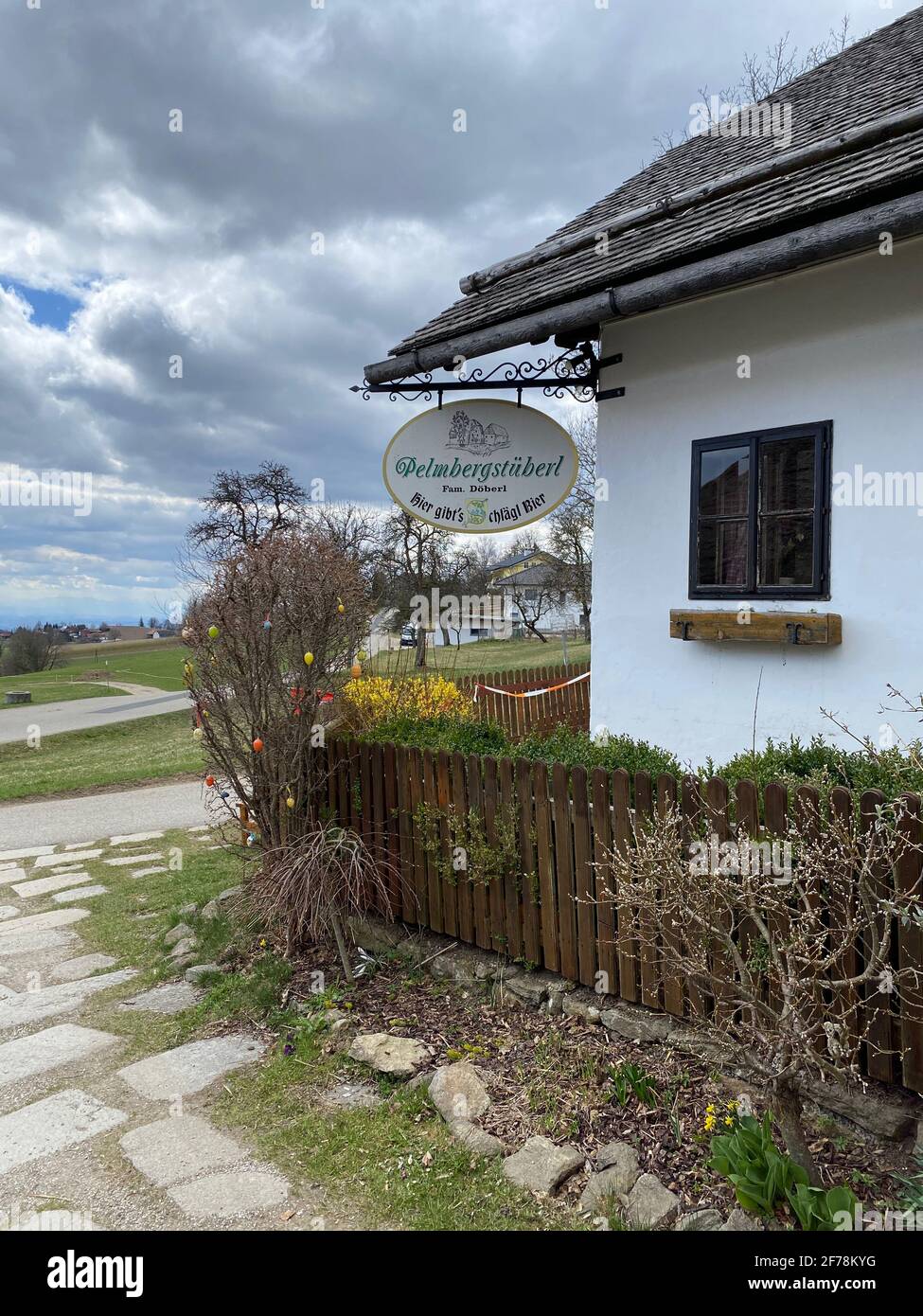 Pelmberg, Austria - 4 aprile 2021: Segno del tradizionale ristorante austriaco Pelmbergstüberl (locanda sul Pelmberg) Foto Stock