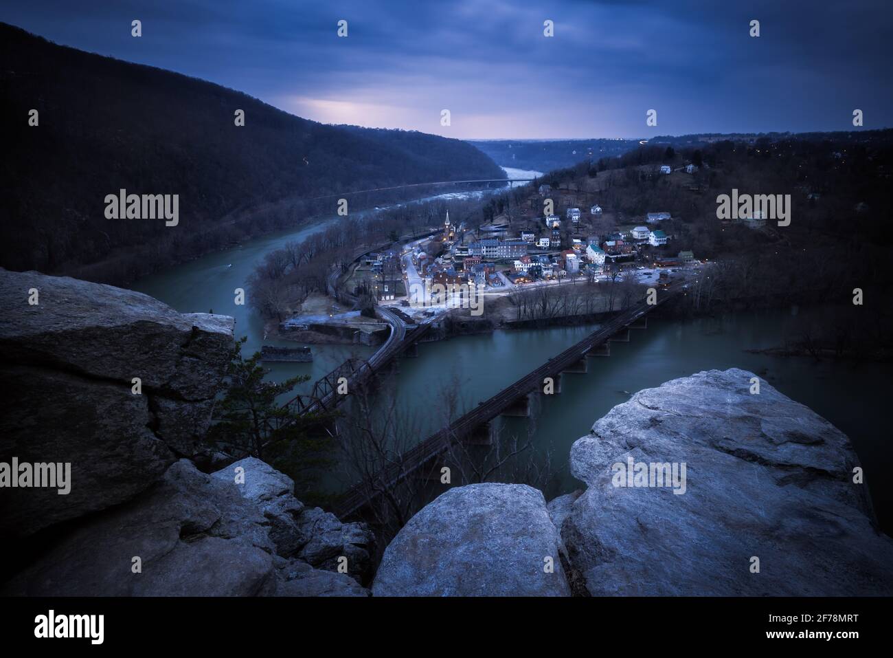 Una serata cupa sulla cima del Maryland Heights con vista sullo storico Harpers Ferry, West Virginia, dove si incontrano il fiume Potomac e il fiume Shenandoah. Foto Stock