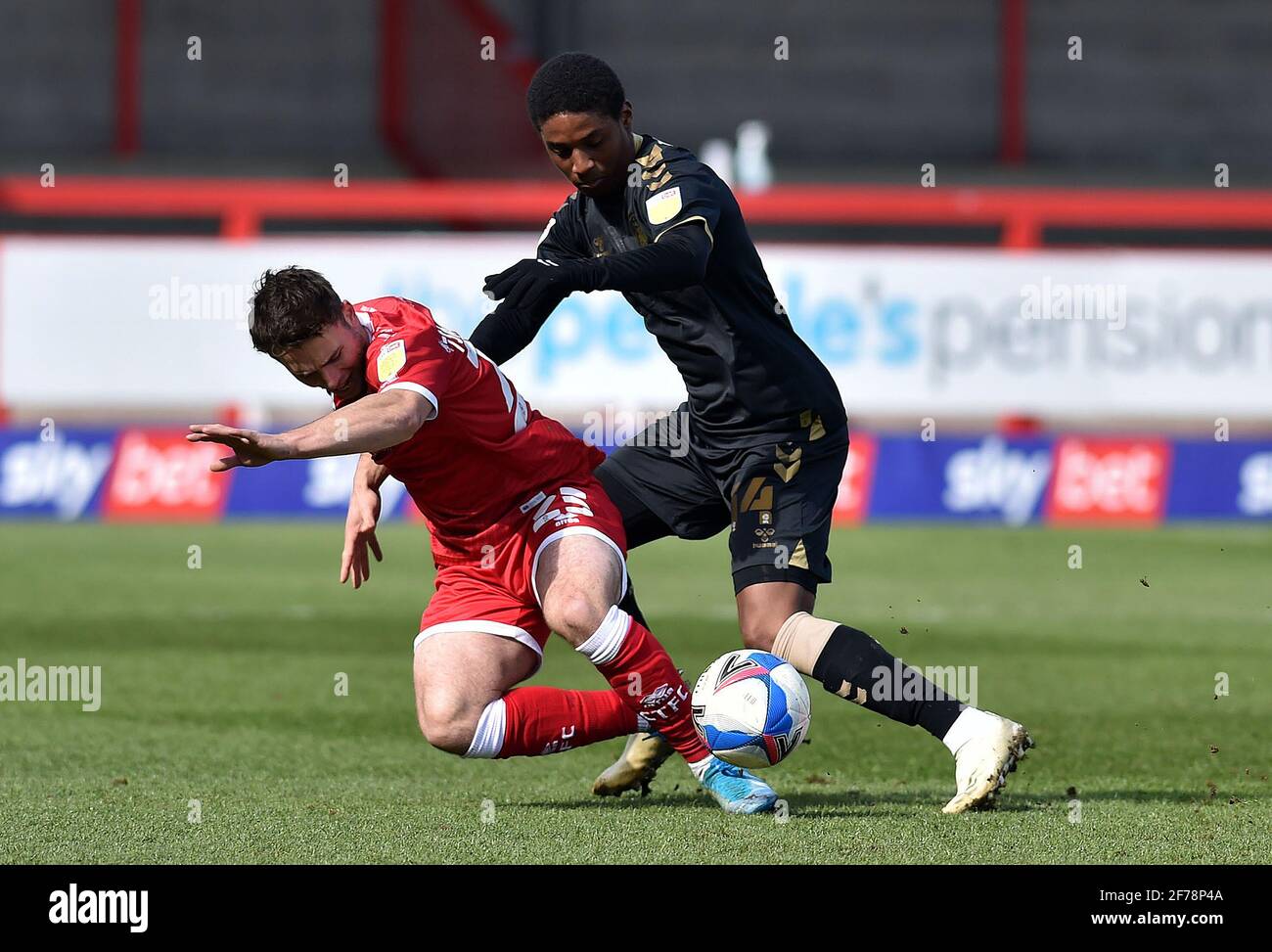 Crawley, Regno Unito. 05 aprile 2021. CRAWLEY, INGHILTERRA. IL 5 APRILE, la Fage Dylan di Oldham Athletic si tira con Nicholas Tsaroulla di Crawley Town durante la partita Sky Bet League 2 tra Crawley Town e Oldham Athletic al Broadfield Stadium di Crawley lunedì 5 aprile 2021. (Credit: Eddie Garvey | MI News) Credit: MI News & Sport /Alamy Live News Foto Stock