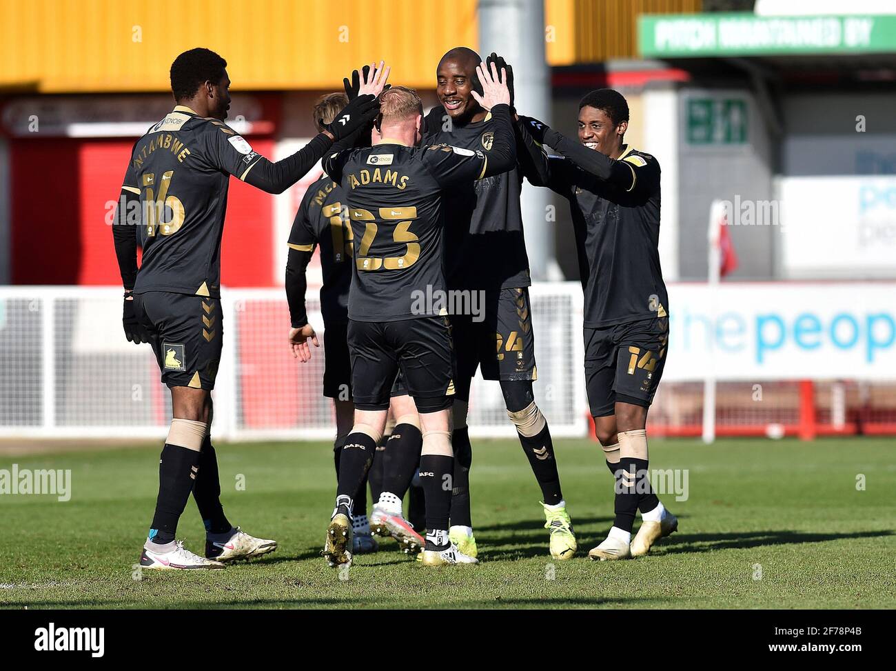 Crawley, Regno Unito. 05 aprile 2021. CRAWLEY, INGHILTERRA. IL 5 APRILE, il Dylan Bahamboula di Oldham Athletic celebra il quarto obiettivo del suo fianco durante la partita Sky Bet League 2 tra Crawley Town e Oldham Athletic al Broadfield Stadium di Crawley, lunedì 5 aprile 2021. (Credit: Eddie Garvey | MI News) Credit: MI News & Sport /Alamy Live News Foto Stock