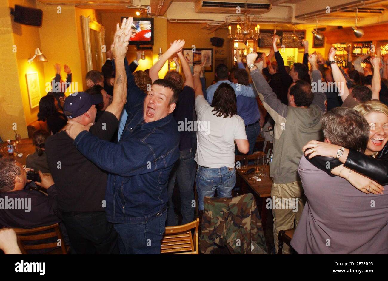 La folla festeggia a Londra so-ho, dopo che il fischio è stato saltato per la partita Inghilterra V Argentina in cui l'Inghilterra ha vinto 1-0.7 giugno 2002 foto Andy Paradise Foto Stock