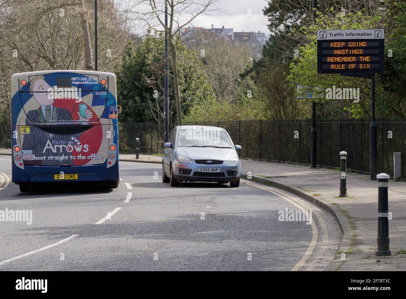 Informazioni sul traffico sull'allentamento nazionale in Inghilterra "Keep Going Hastings, Remember the rule of Six" mostra sulla scheda a LED, sul lato della strada Foto Stock