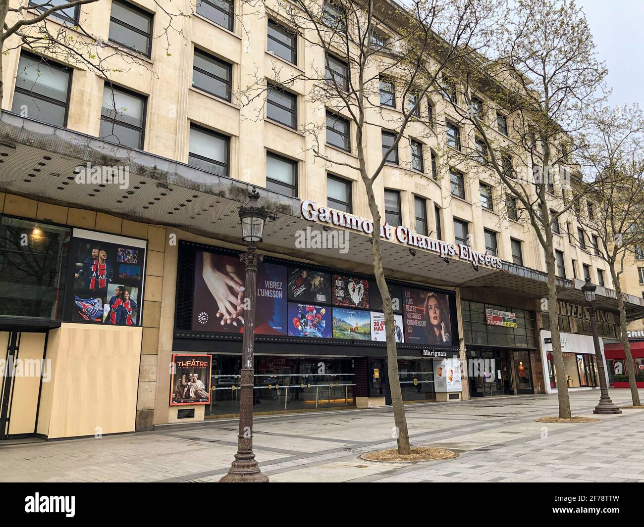 Parigi, Francia, Empty Historic Street Scene, Covid-19 Lockdown, Ave. Champs Elysees, cinema francese, negozi di parigi, via parigi vuota Foto Stock