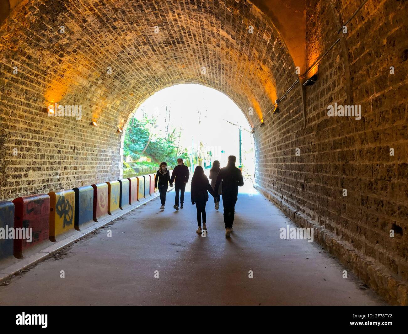 Parigi, Francia, gruppi di persone Passeggiate nel tunnel, Parco Urbano, Promenade Plantée, vacanze per ragazzi Foto Stock