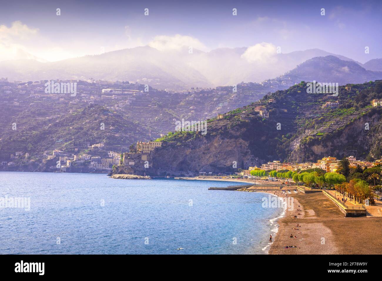 Maiori in Costiera Amalfitana, vista panoramica sulla spiaggia. Italia, Europa Foto Stock