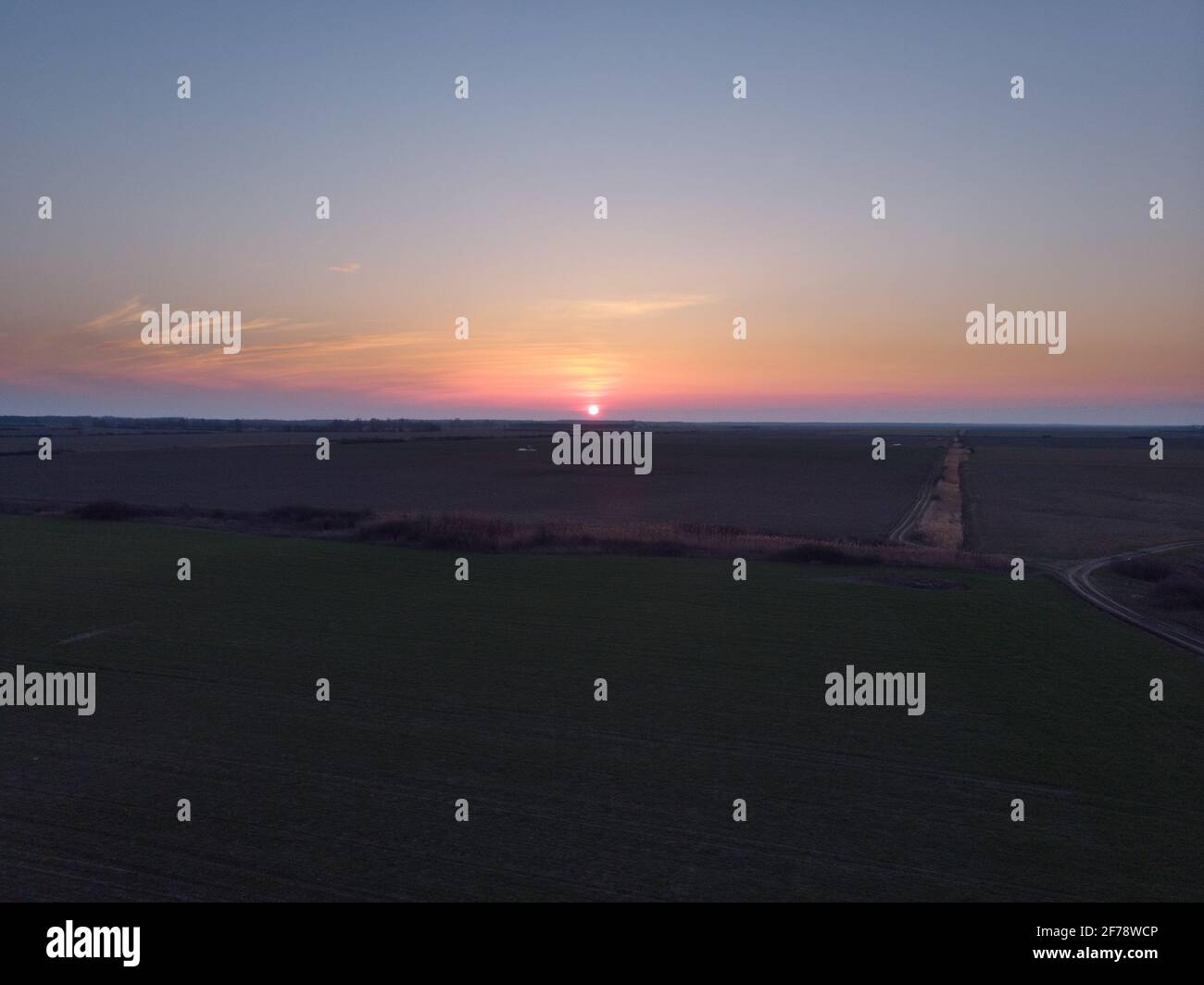 Bellissimo tramonto in un campo aperto, aereo Foto Stock