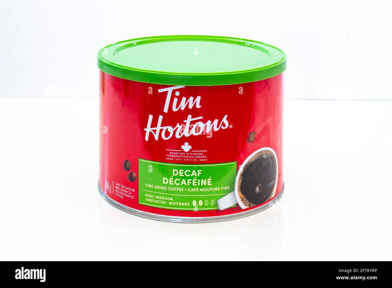 Calgary, Alberta, Canada. 5 aprile 2021. Tim Hortons Decaf, caffè macinato, tostatura media, lattina da 640 g su sfondo chiaro. Foto Stock