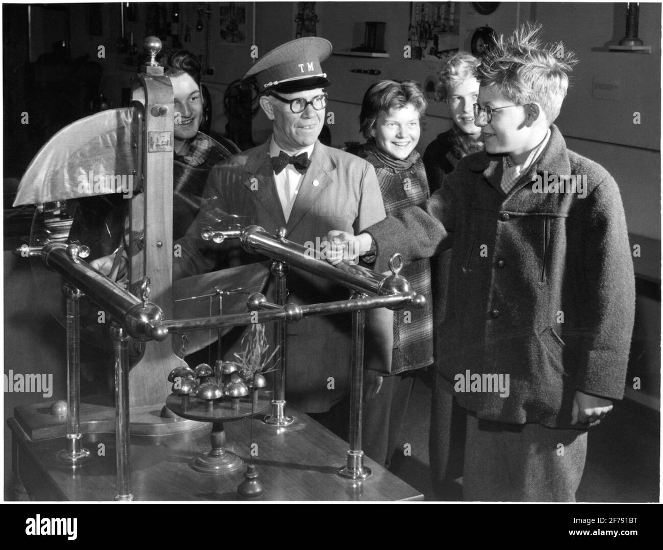 Museo tecnico. Museo A Högberg dimostra una macchina elettrica a Jens Benckert, in modo che i suoi capelli si alzino, mentre i compagni di scuola Peter Liljeroth, Barbro Werner e Kristina Hallström guardare. 1954. Foto Stock