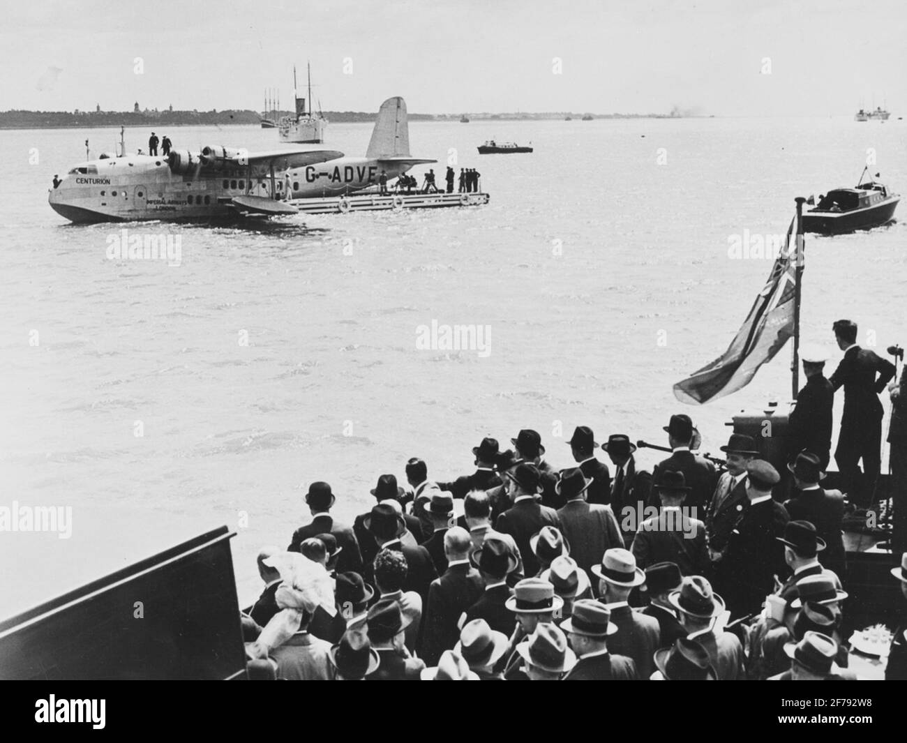 Flygbåt.'il CENTURION, 200 m.p.h. barca volante che trasporta una tonnellata e mezzo di posta, ha decollato da Southhampton 1937-06-29 per Durban per inaugurare un nuovo servizio di posta aerea dell'impero.Lord Savinton, il ministro dell'aria e il maggiore G.G.G.G. Trayon, Il post-master-generale guardò il decollo da un Steamer.mezzo oncia lettere che portano un 1Â« d. timbro ora andrà in Africa da aria invece di mare '. Foto Stock