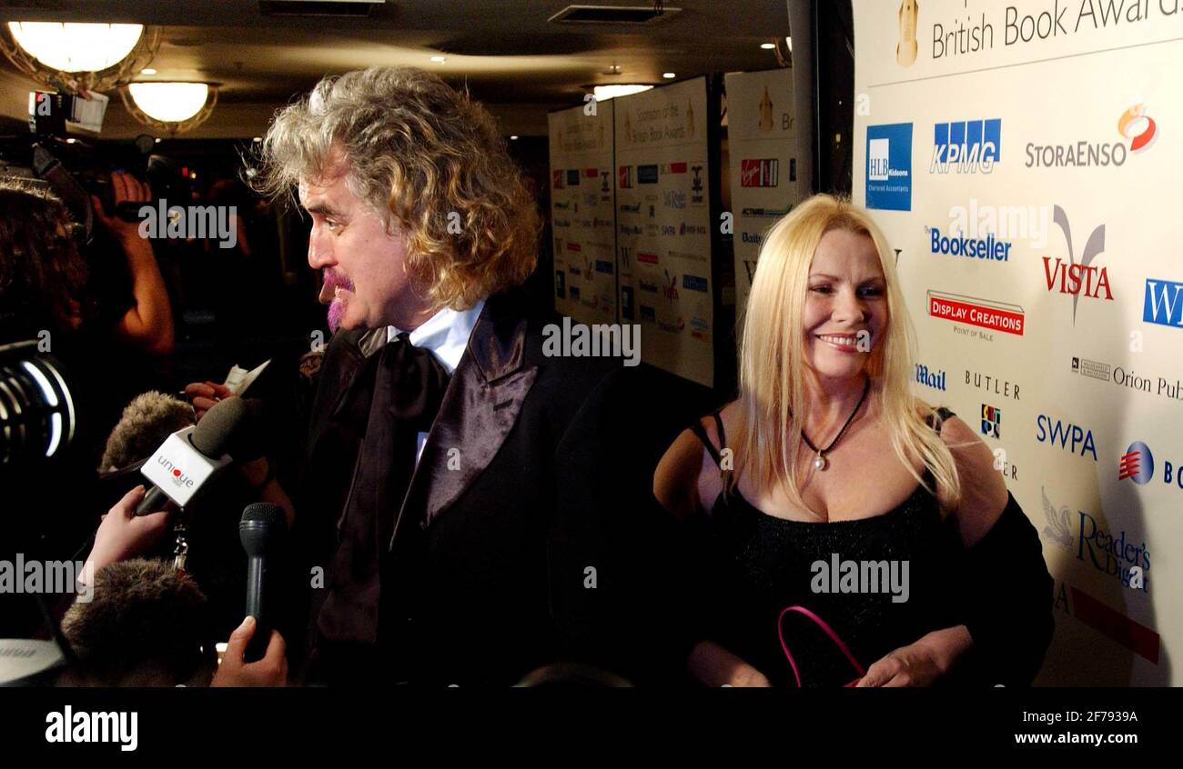 Il comico Billy Connolly con la moglie e la romanziera Pamela Stephenson arriva a Londra questa sera al British Book Awards. Miss Stephenson è stata nominata per una categoria.5 Marzo 2002 foto Andy Paradise Foto Stock