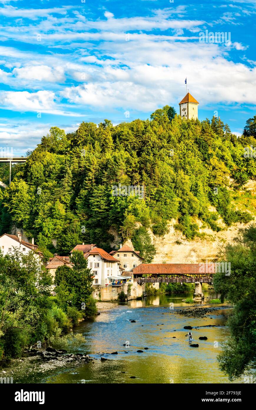 Il fiume Sarine con ponte coperto a Friburgo, Svizzera Foto Stock