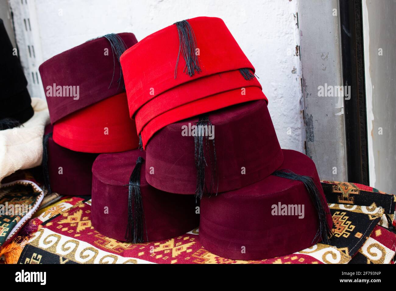 Cappello turco arabo con berretto fez, fes o tarboosh con tasel Foto stock  - Alamy