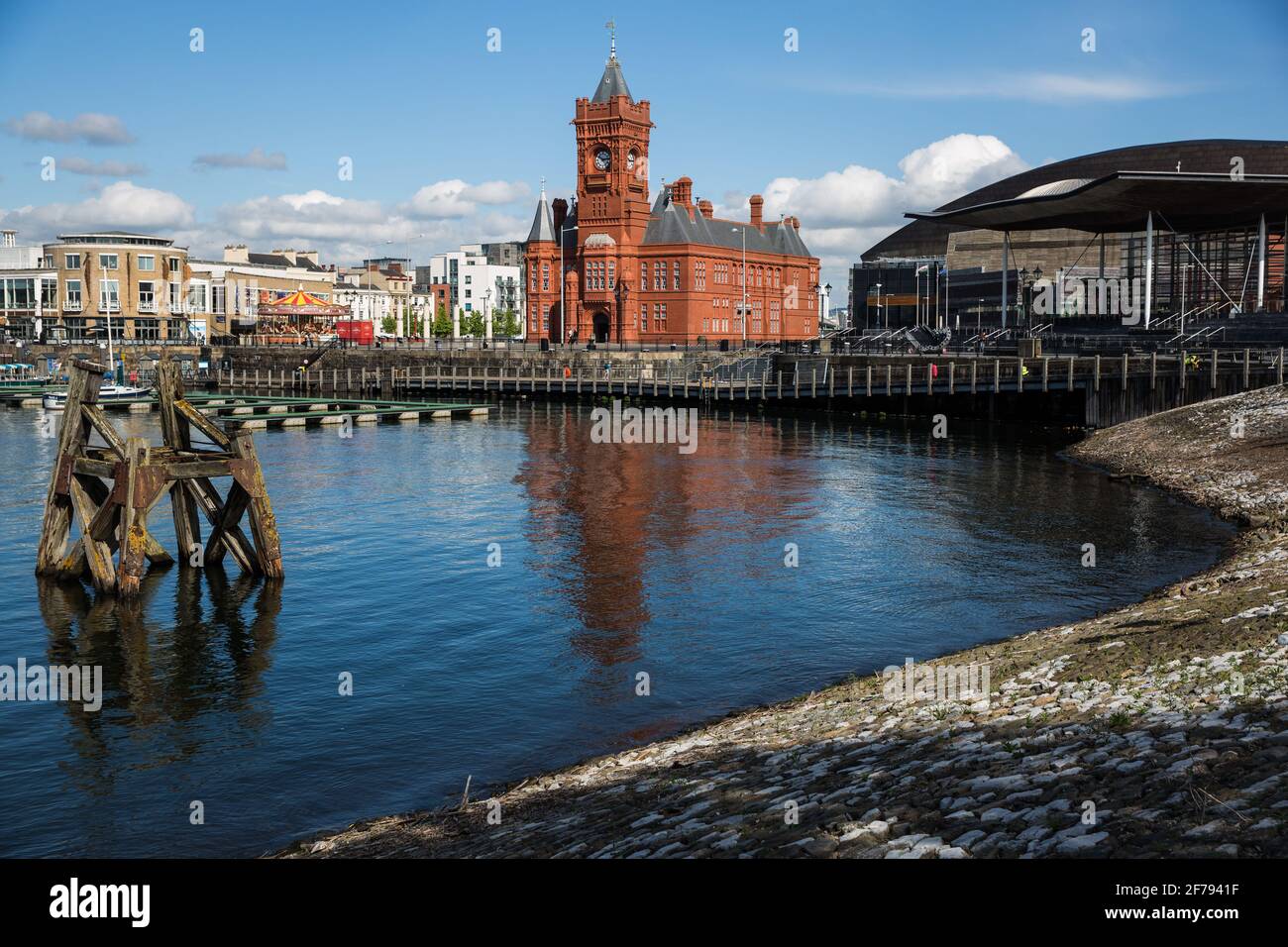 Cardiff, Regno Unito. 2 maggio 2017. Una vista attraverso i Docks di Cardiff verso l'edificio storico francese Grade i Gothic Renaissance Pierhead sulla baia di Cardiff. Fu costruito nel 1897 dall'architetto William Frame come quartier generale della Bute Dock Company e la sua torre dell'orologio è conosciuta localmente come ‘Baby Big ben’. Credit: Mark Kerrison/Alamy Live News Foto Stock