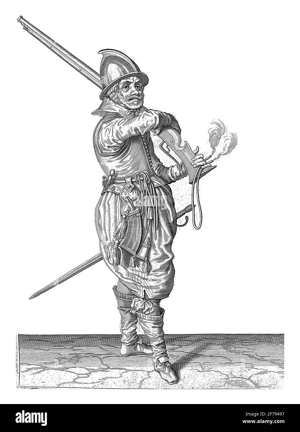 Un soldato, a tutta lunghezza, a destra, che prende un timone (un certo tipo di arma da fuoco) dalla spalla sinistra con la mano destra, incisione vintage. Foto Stock