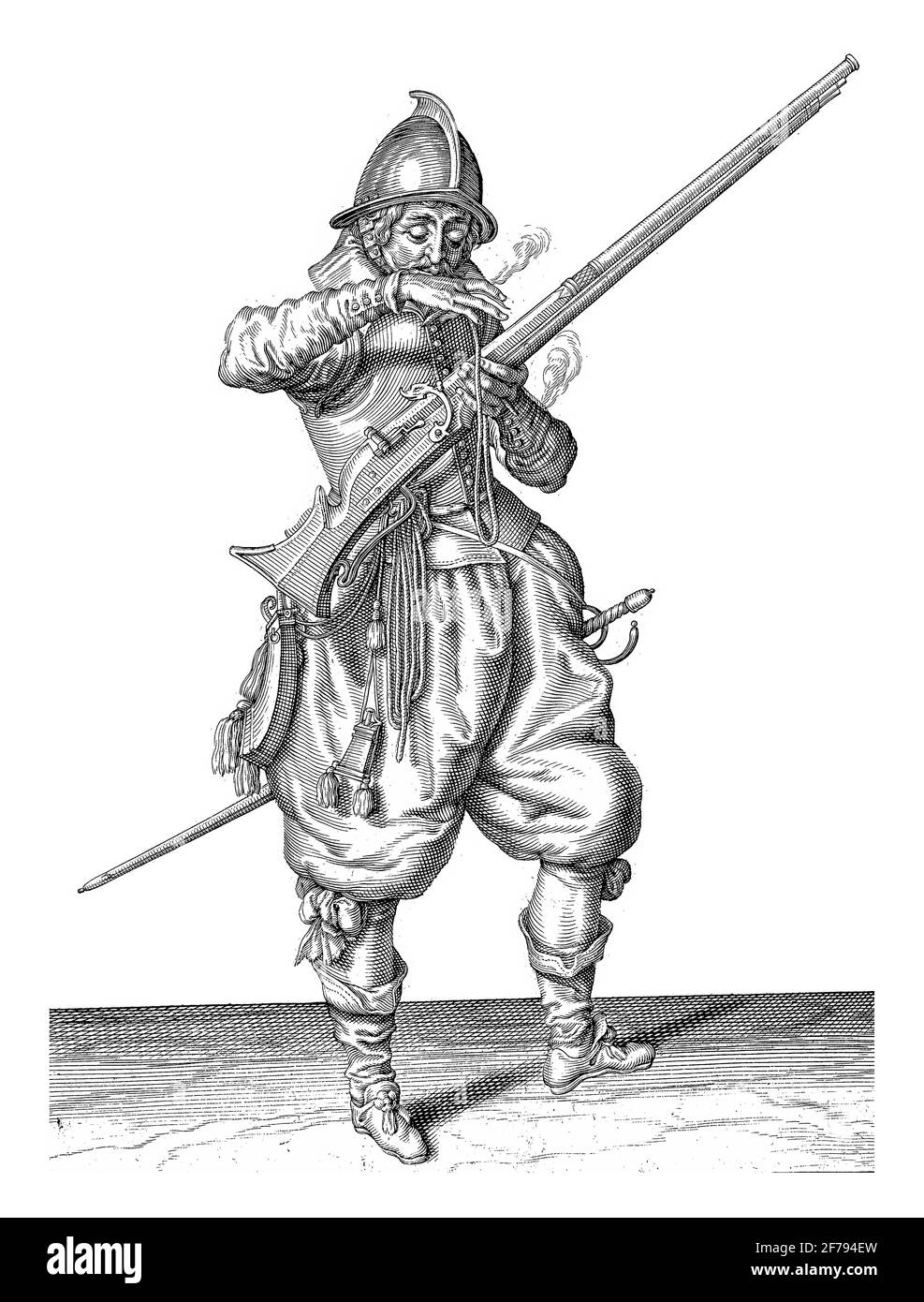 Un soldato , a tutta lunghezza, a destra, che tiene un timone (un certo tipo di arma da fuoco) con la mano sinistra, incisione vintage. Foto Stock