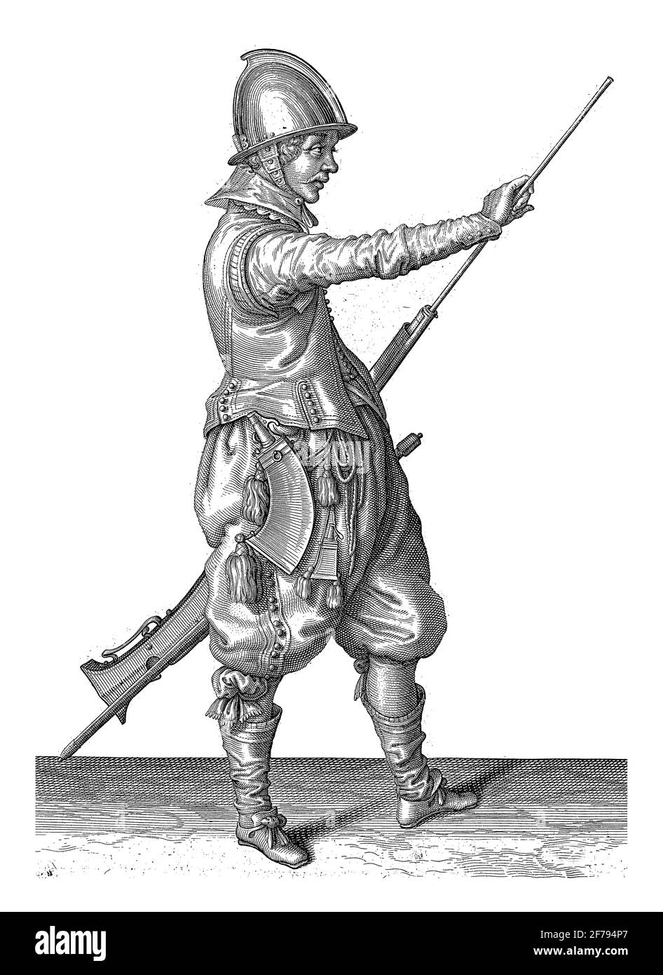 Un soldato, a tutta lunghezza, a destra, che tiene un timone (un tipo particolare di arma da fuoco) con la coscia sinistra e che tira il suo bastone fuori dal barile Foto Stock