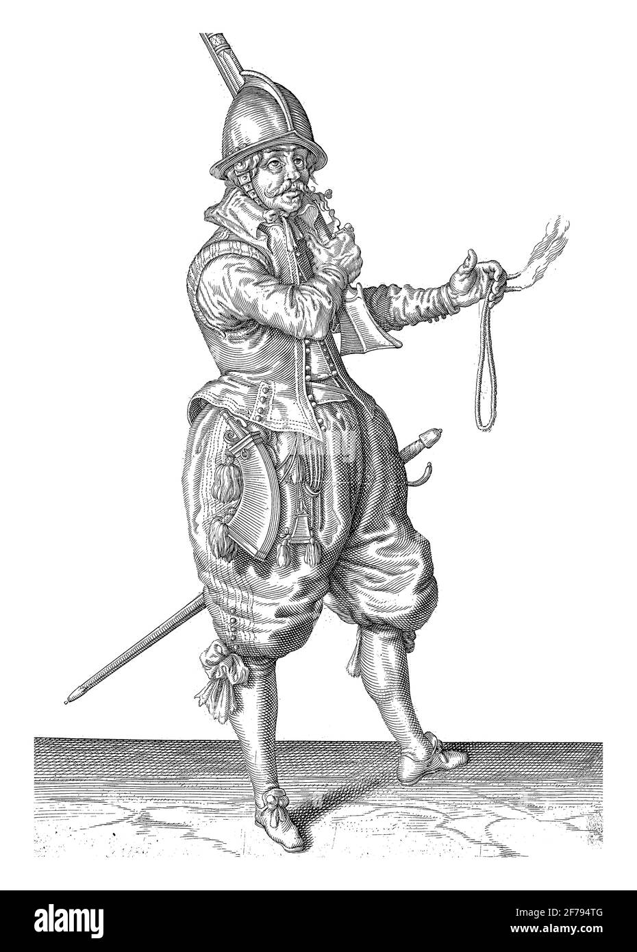 Un soldato, a lunghezza intera, a destra, che mette un timone (un certo tipo di arma da fuoco) con la mano destra sulla spalla sinistra, puntando il barile verso l'alto Foto Stock