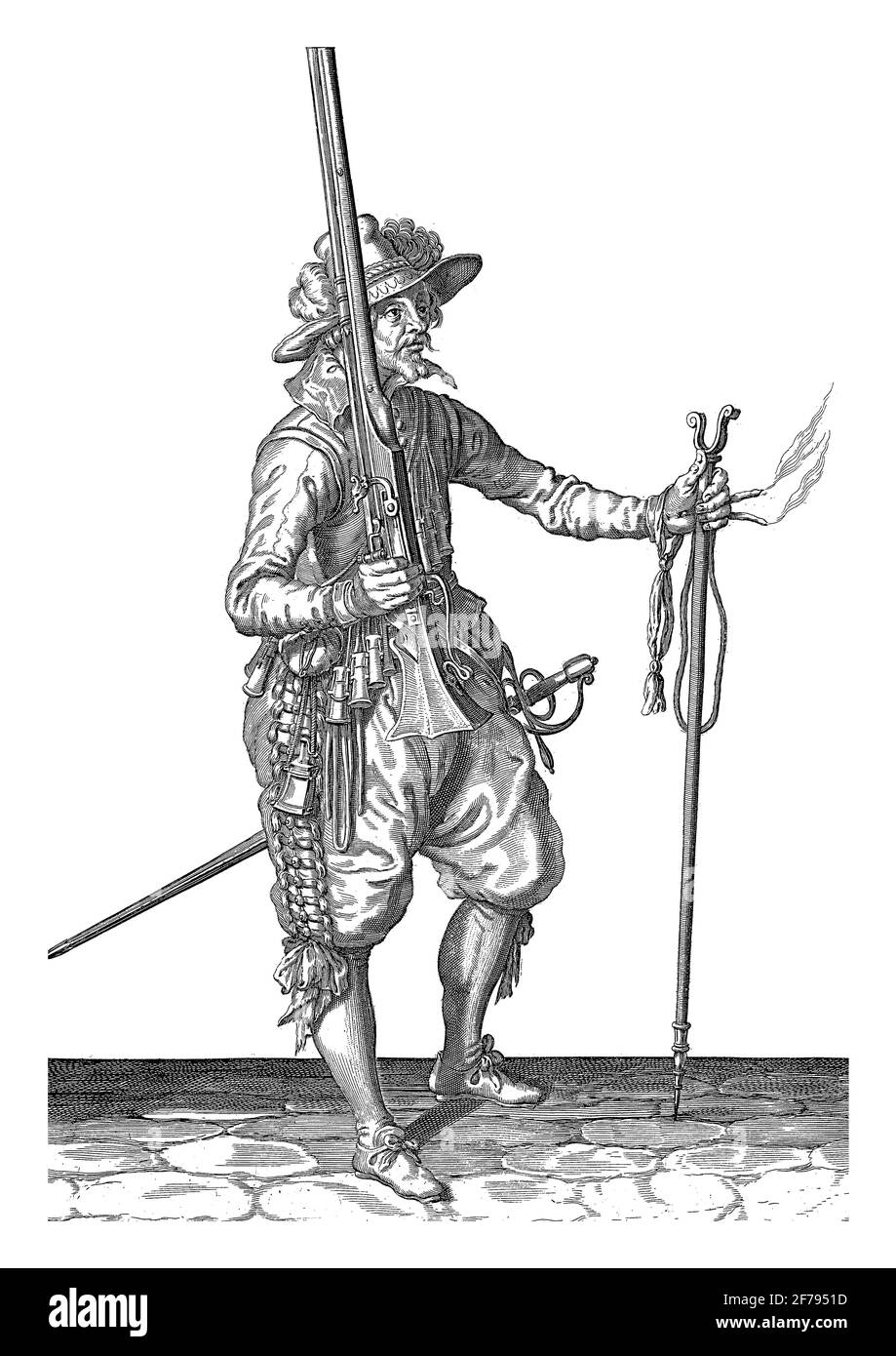 Un soldato, a tutta lunghezza, a destra, che tiene un musket (un certo tipo di arma da fuoco) con la mano destra, che punta la canna in su, incisione vintage. Foto Stock