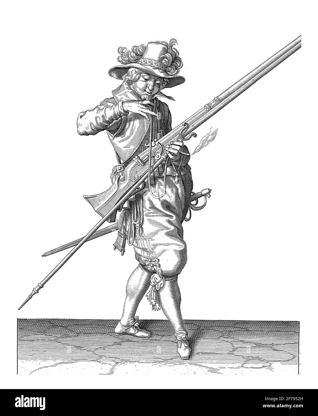 Un soldato , a tutta lunghezza, a destra, che tiene un musket (un certo tipo di arma da fuoco) con la mano sinistra, incisione vintage. Foto Stock