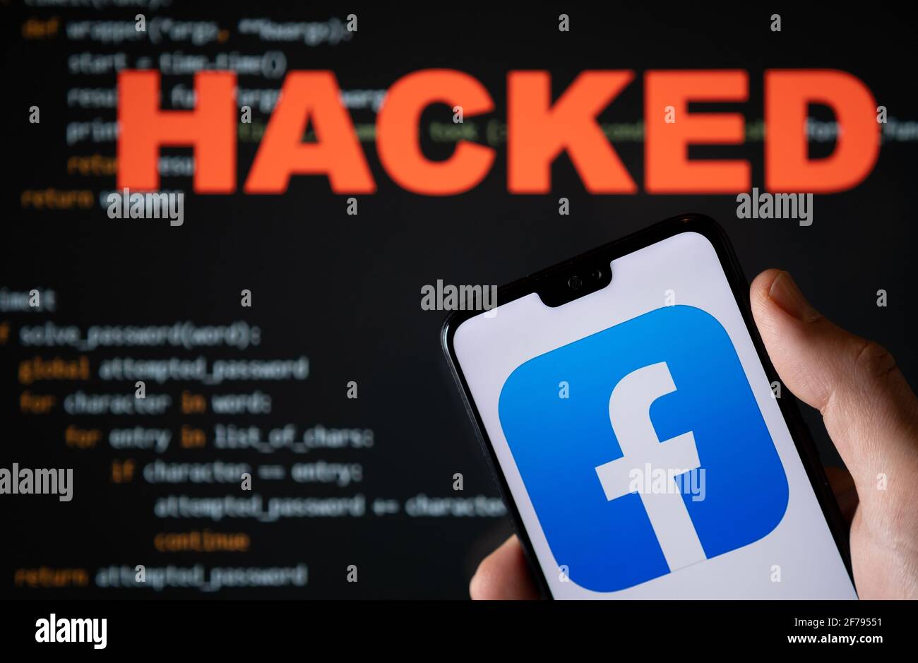 Logo dell'app Facebook visualizzato sullo smartphone e parola OFFUSCATA CON uno script di forza bruta sullo sfondo sfocato. Concetto di violazione dei dati di facebook Foto Stock