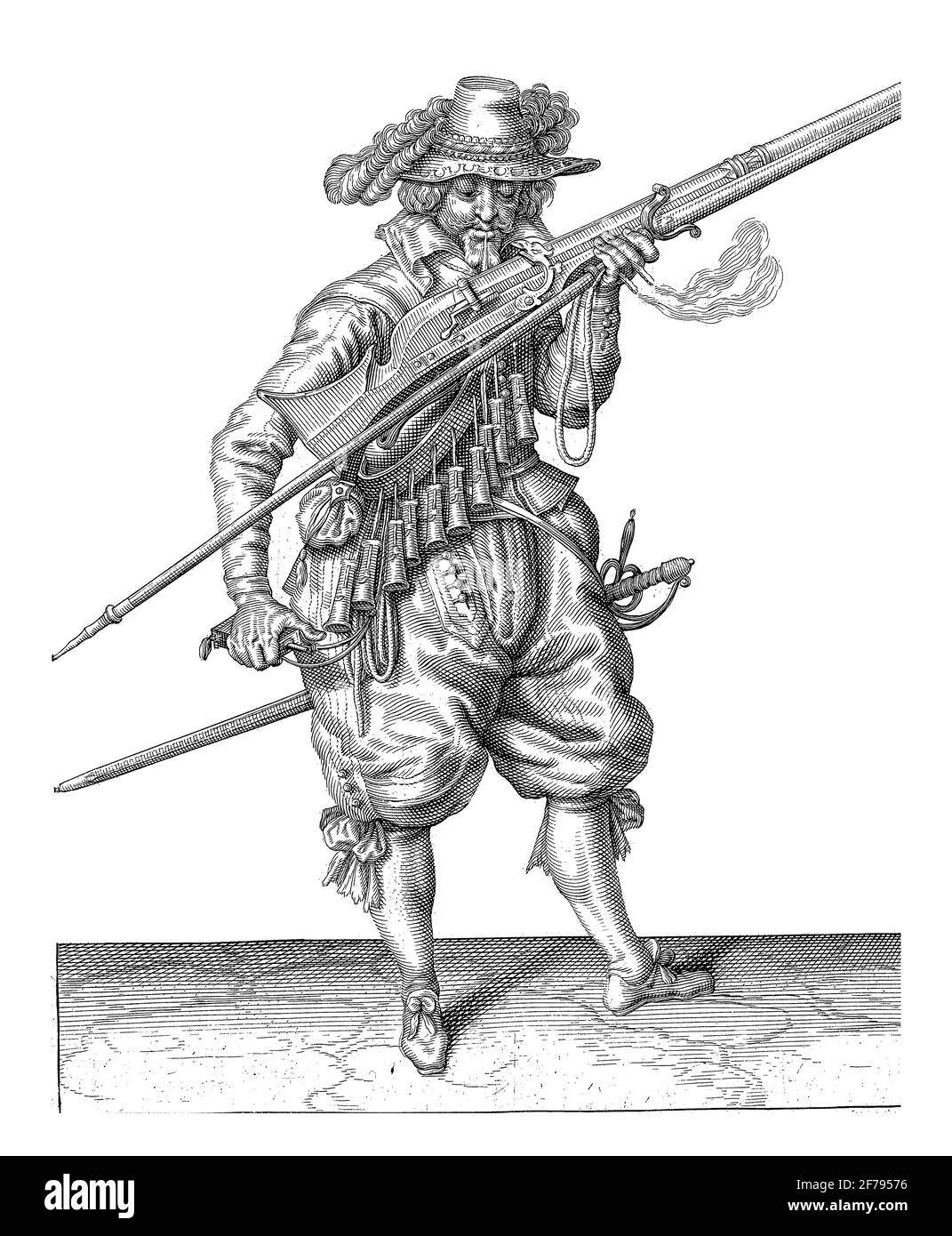 Un soldato, di lunghezza intera, dopo sulla destra, che tiene un musket (un certo tipo di arma da fuoco) alla sua bocca e la soffia sopra la padella (la polvere containe Foto Stock