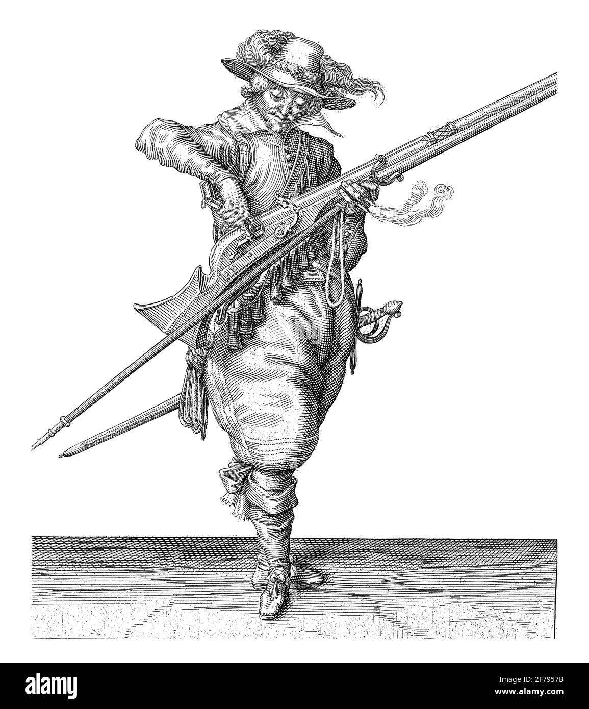 Un Soldato, lunghezza intera versare la polvere da una bottiglia di polvere nella teglia (il contenitore della polvere) di un moscetto (un certo tipo di arma da fuoco), incisione vintage Foto Stock