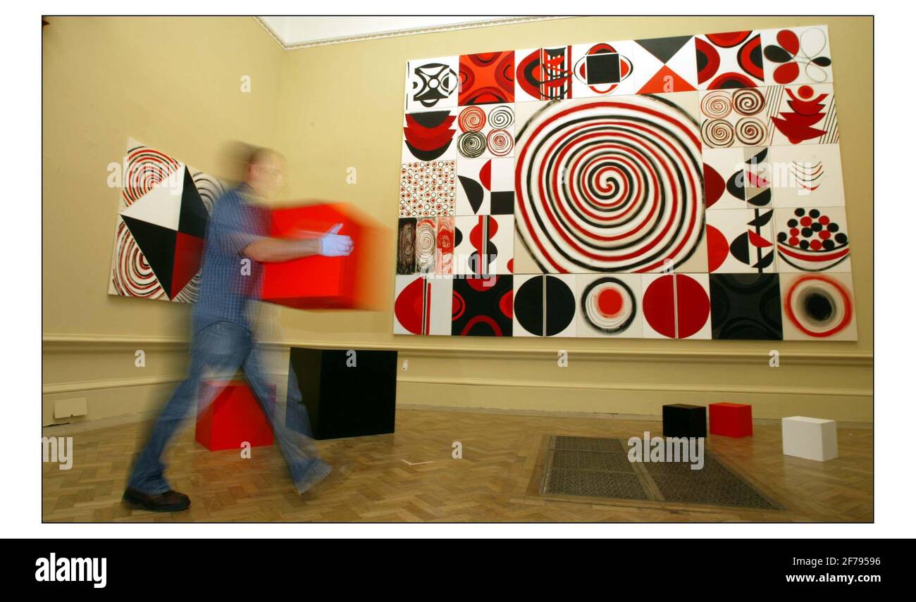 Una spettacolare parete di disegni astratti in bianco, nero e rosso dal tardo Terry Frost che è puy in luogo per l'esposizione estiva di quest'anno. Installazione chiamata Foto Stock