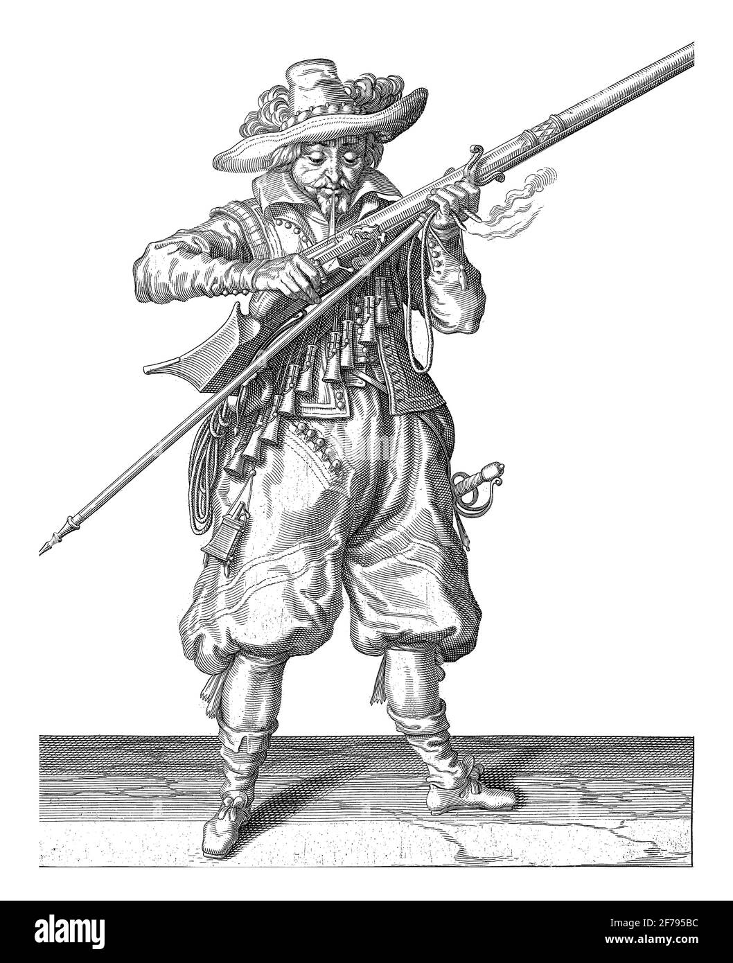 Un soldato, di lunghezza intera, usando entrambe le mani tiene un musket (un certo tipo di arma da fuoco), incisione vintage. Foto Stock