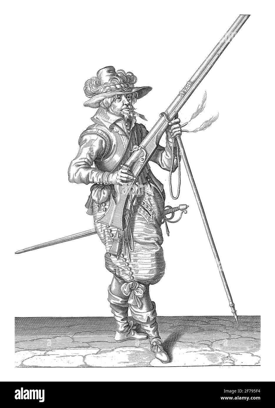 Un soldato in guardia, a tutta lunghezza, a destra, con un muschetto (un certo tipo di arma da fuoco), incisione vintage. Foto Stock