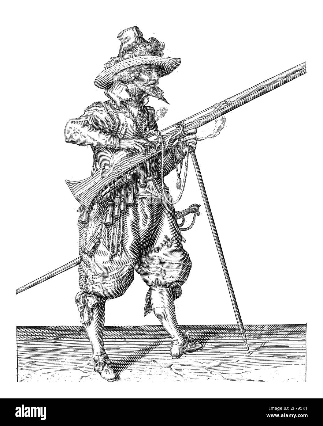 Un soldato in attesa, a tutta lunghezza, a destra, tenendo un musket (un particolare tipo di arma da fuoco) con la mano sinistra accanto alla forcella del furket (musket per Foto Stock