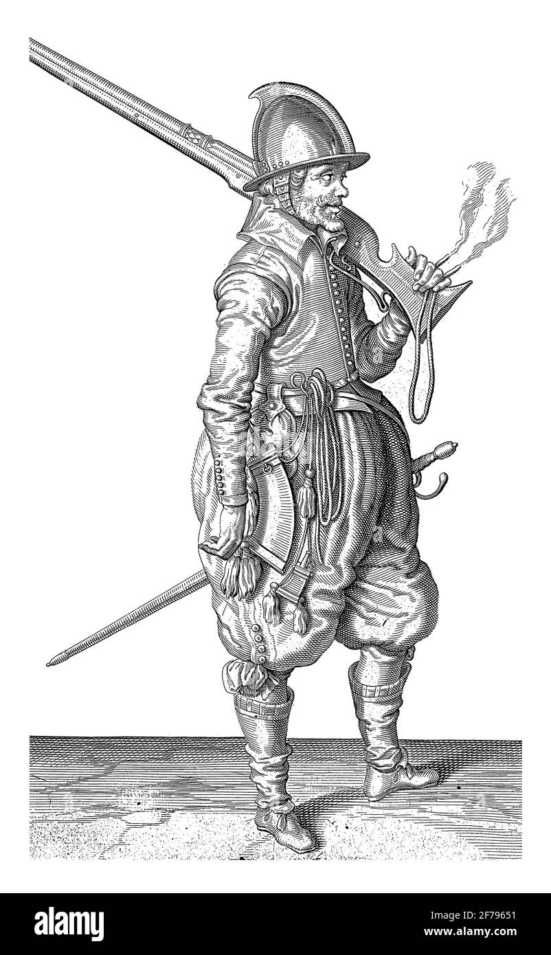 Un soldato, a tutta lunghezza, a destra, con un timone (un particolare tipo di arma da fuoco) poggiato sulla spalla sinistra, incisione vintage. Foto Stock