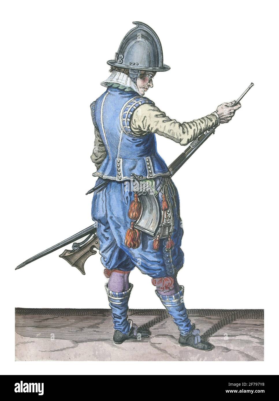 Un soldato, a tutta lunghezza, a destra, che chiude la padella (il contenitore della polvere) del suo timone (un certo tipo di arma da fuoco) con la mano destra, annata Foto Stock